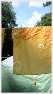 たまねぎの皮で染めたハンカチ